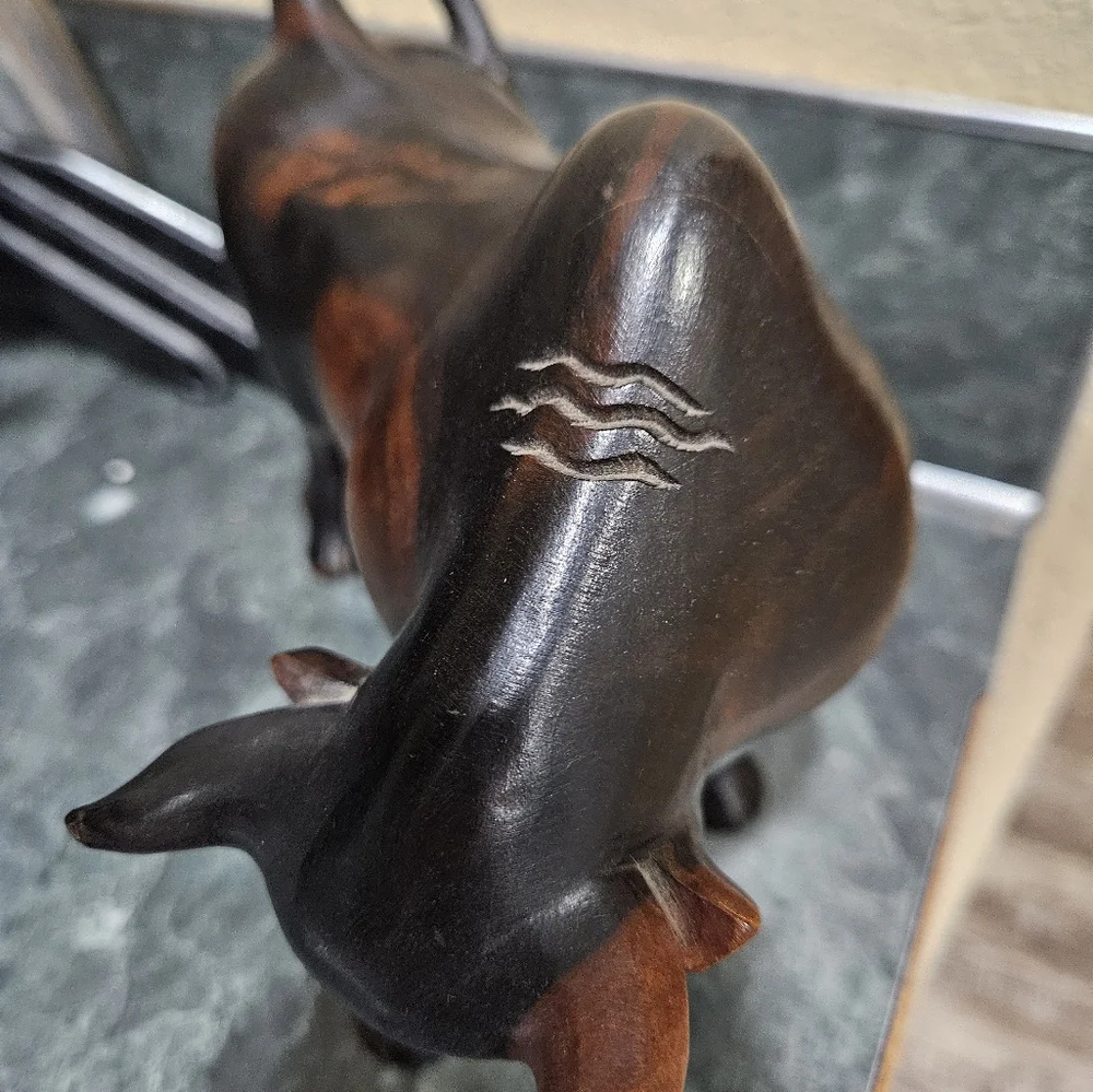 Handcrafted wooden Bull from the Phillipines - Picture 4 of 8